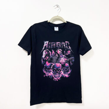 a black shirt with pink skulls on it - AIRBAG-CALAVERA-REMERA