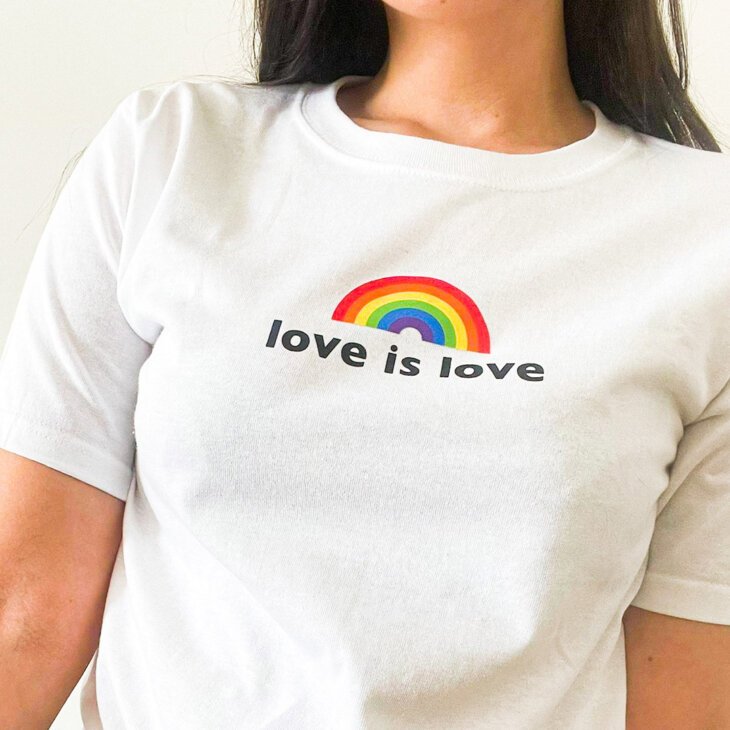 Remera "Love Is Love" - Diseño arcoiris