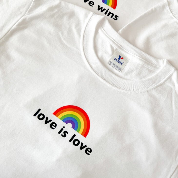 Remera "Love Is Love" - Diseño arcoiris - Imagen 2

