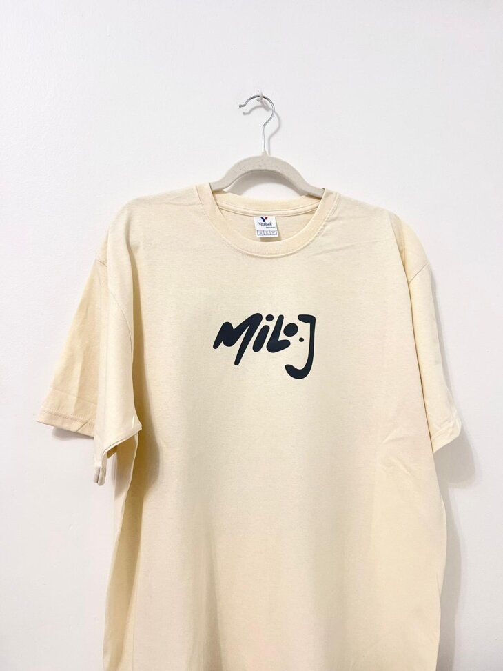 Milo J logo al frente