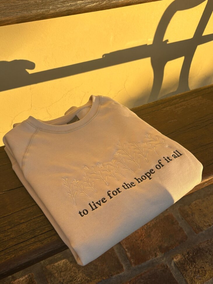 "To live for the hope of it all" – Buzo edición especial august - Imagen 4
