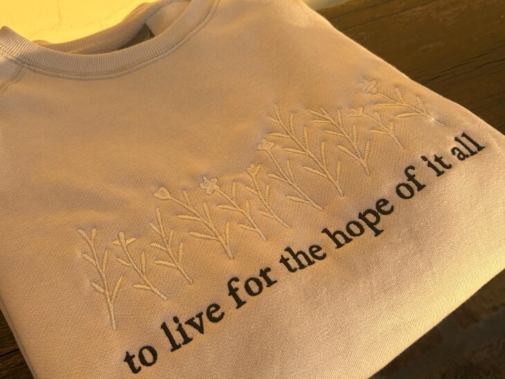 "To live for the hope of it all" – Buzo edición especial august - Imagen 2
