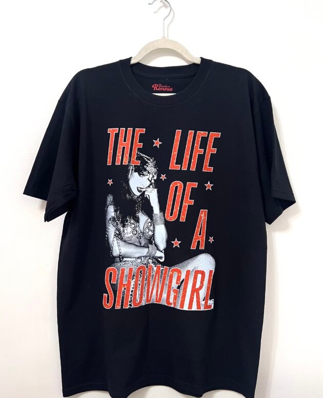Remera Taylor Swift The Life of a Showgirl | Letras Naranjas