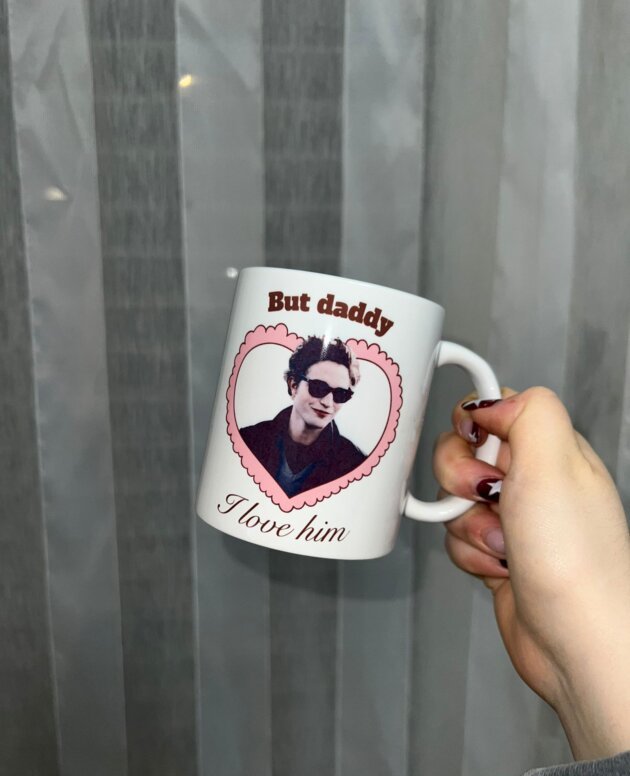 Taza "But Daddy I Love Him" - Robert Pattinson