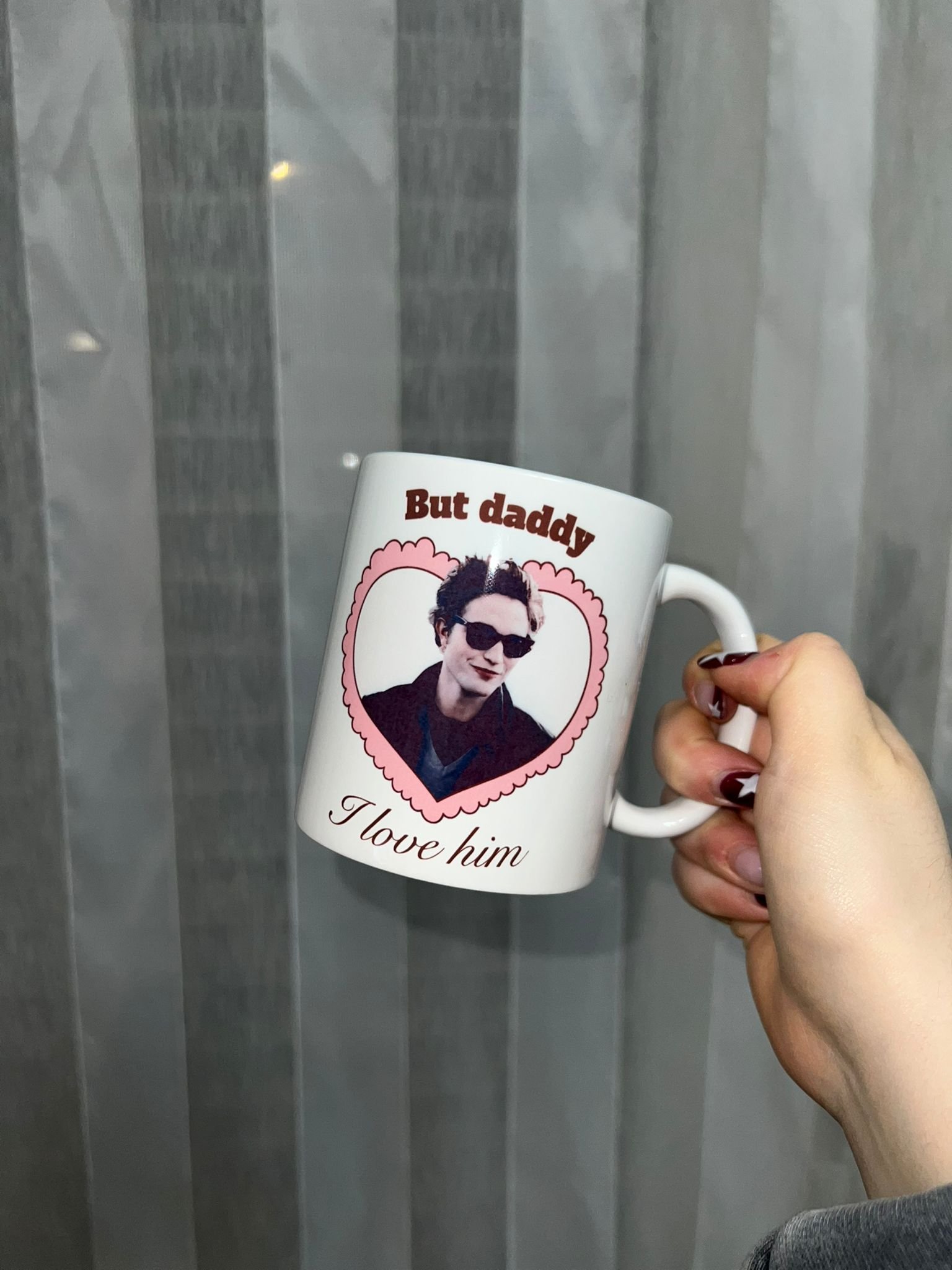 Taza "But Daddy I Love Him" - Robert Pattinson